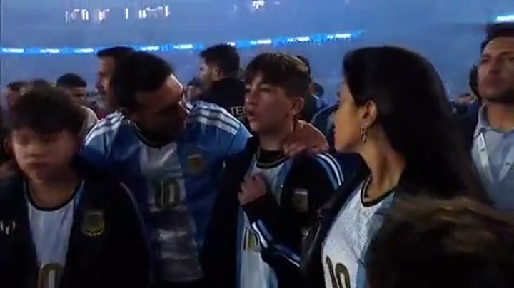 等你长大！斯卡洛尼赛后搂着梅西儿子疯狂聊天
