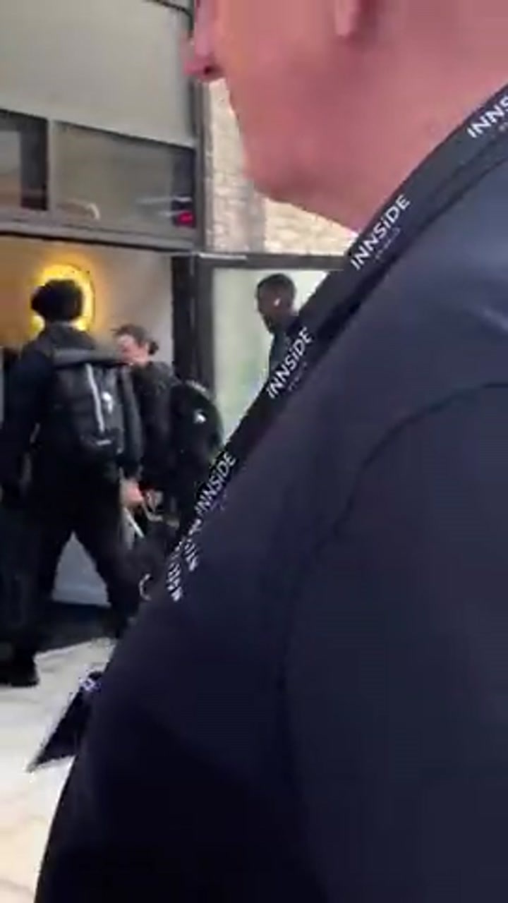 战旧主！伊萨克抵达下榻酒店 遭纽卡球迷fxxx off问候
