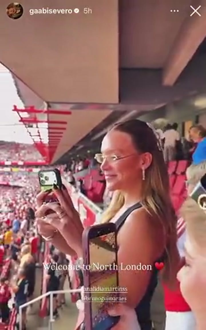 吉马良斯正式亮相酋长球场 看台上妻子全程关注