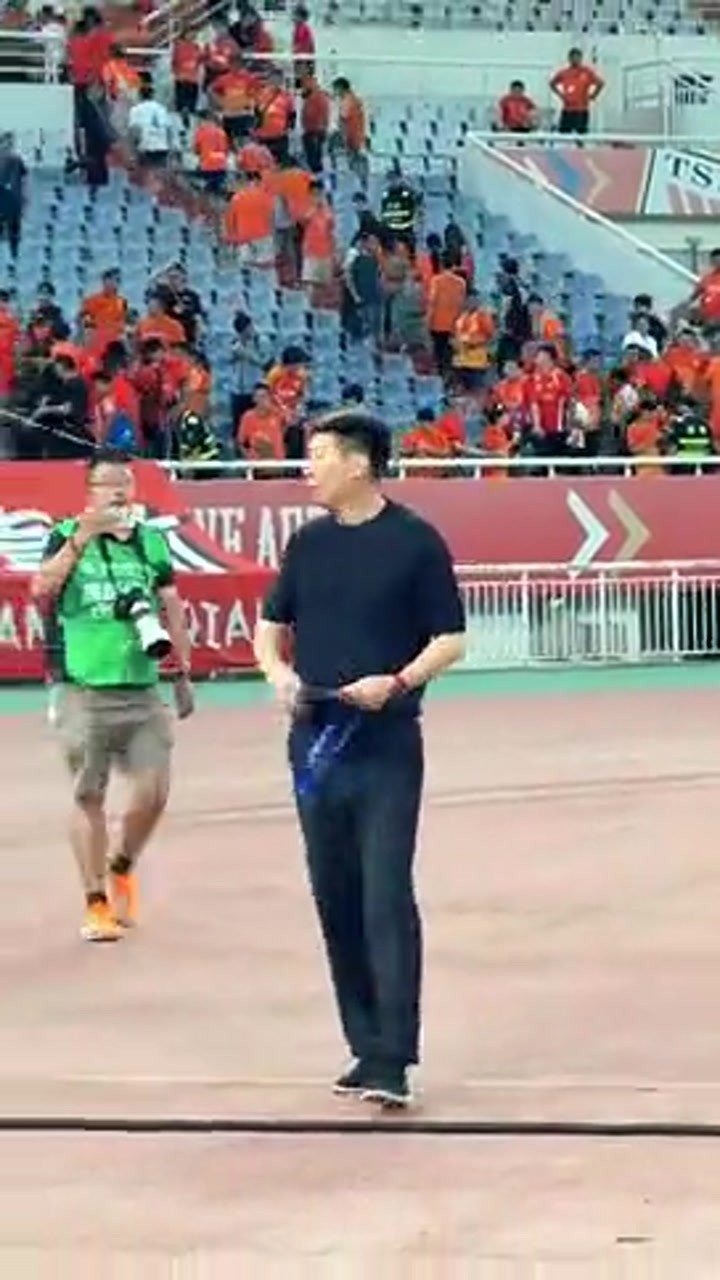 不敌上海海港赛后 主教练唐田走在队伍最后谢场