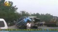 货车超速翻车 警车惨被“活埋”
