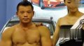 车博会商家出新招 猛男美女搭配真抢眼