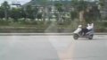 实拍街头“躺骑哥”马路狂飙