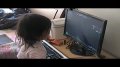 三岁小女孩玩CF穿越火线