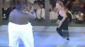 体育-UFC史上体重差距最大的比赛.300公斤壮汉惨遭KO20120304