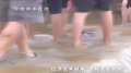 暴雨山洪冲毁便桥 孩子惊险涉水上学