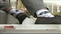 醉酒男子当街昏睡 丢失近万元浑然不知