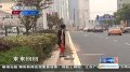 绿岛“开膛”迟迟不恢复 行人借道过街惊险不断