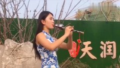 美女用葫芦丝演奏《彩云之南》,这音色也太好听了