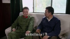 在那遥远的地方:袁鹰很想留下来当兵,求着父亲,但老战友不收