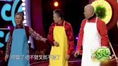 小品黄杨让宋阳帮老奶奶纫针,宋阳反应过来观众笑不停