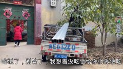 倔媳妇家扣彩钢瓦,婆婆做手工馒头配大锅菜,一人一碗吃的真带劲