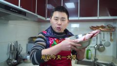 超小厨做过年必备菜"香酥脆皮鱼"3条鲈鱼一锅炸,整条啃更过瘾