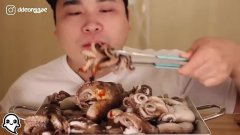 韩国吃播donkey弟弟吃播清蒸章鱼,几口下去一个有点猛