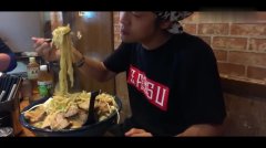 大胃王铃木吃韭菜猪肉拉面,那么大一碗,毫无压力