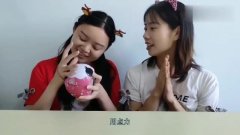 不开心玩"球",美女使出浑身解数逗乐闺蜜,全程太搞笑了