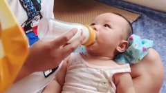 爸爸喂小宝宝喝奶,宝宝却一直盯着爸爸看,小表情太萌了!