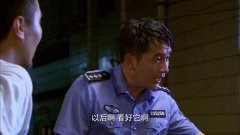 影视:警官爬上树抓猫,一不小心撞上铁栏,身受重伤却强装镇定